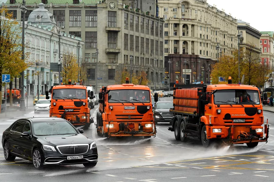 Промывка дорог и тротуаров концентрированным моющим средством в рамках подготовки к зиме Промывка дорог и тротуаров концентрированным моющим средством в рамках подготовки к зиме