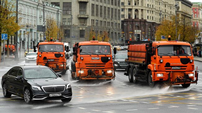 Промывка дорог и тротуаров концентрированным моющим средством в рамках подготовки к зиме