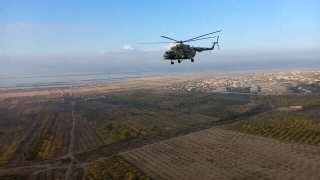 Карабах: Вертолеты Ми-8 и Ми-24 прикрывают с воздуха колонны российских миротворцев - РИА Новости, 1920, 17.11.2020