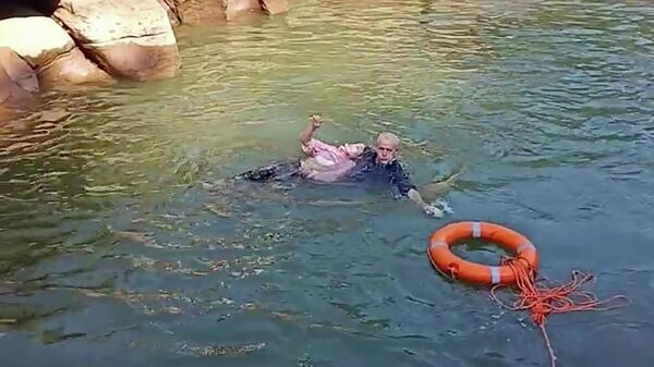 Генеральный консул Великобритании в китайском городе Чунцин Стивен Эллисон спасает тонущую в реке студентку