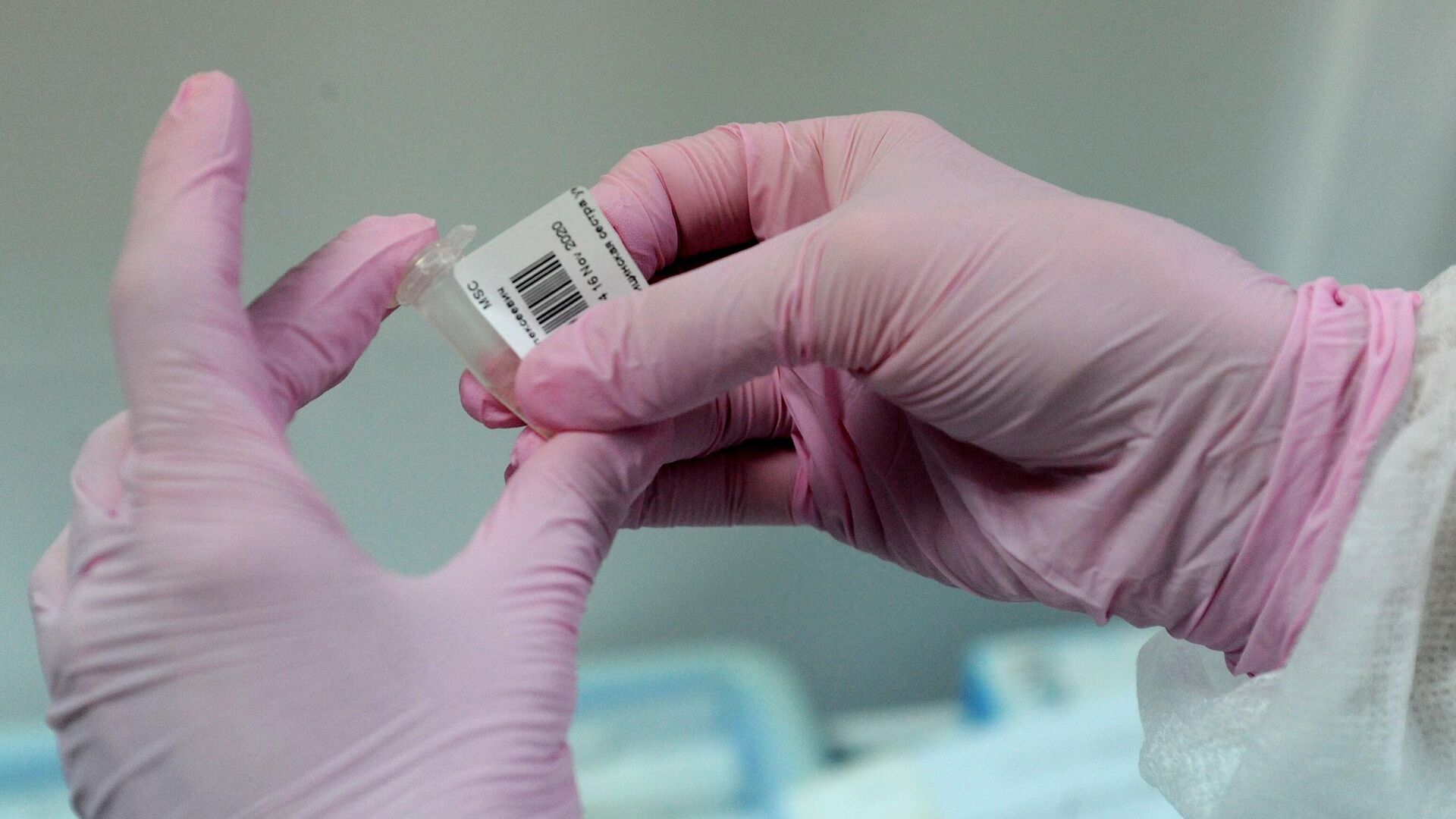 Медицинская сестра наклеивает индивидуальный штрих код на пробирку с ПЦР-тестом на коронавирус COVID-19 - РИА Новости, 1920, 30.11.2021