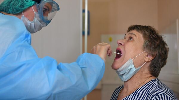 Пациентка во время взятия мазка на коронавирус COVID-19 
