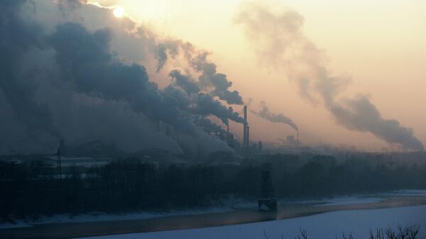 Трубы коксохимического завода ПАО Кокс на левом берегу реки Томь в городе Кемерово