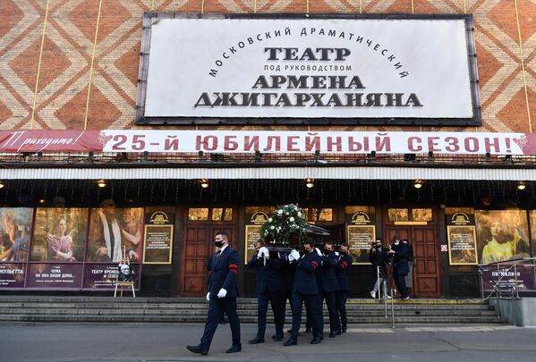 Вынос гроба с телом актера театра и кино, народного артиста СССР Армена Джигарханяна после церемонии прощания в Московском драматическом театре под руководством Армена Джигарханяна в Москве Вынос гроба с телом актера театра и кино, народного артиста СССР Армена Джигарханяна после церемонии прощания в Московском драматическом театре под руководством Армена Джигарханяна в Москве