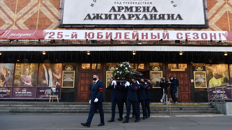 Вынос гроба с телом актера театра и кино, народного артиста СССР Армена Джигарханяна после церемонии прощания в Московском драматическом театре под руководством Армена Джигарханяна в Москве