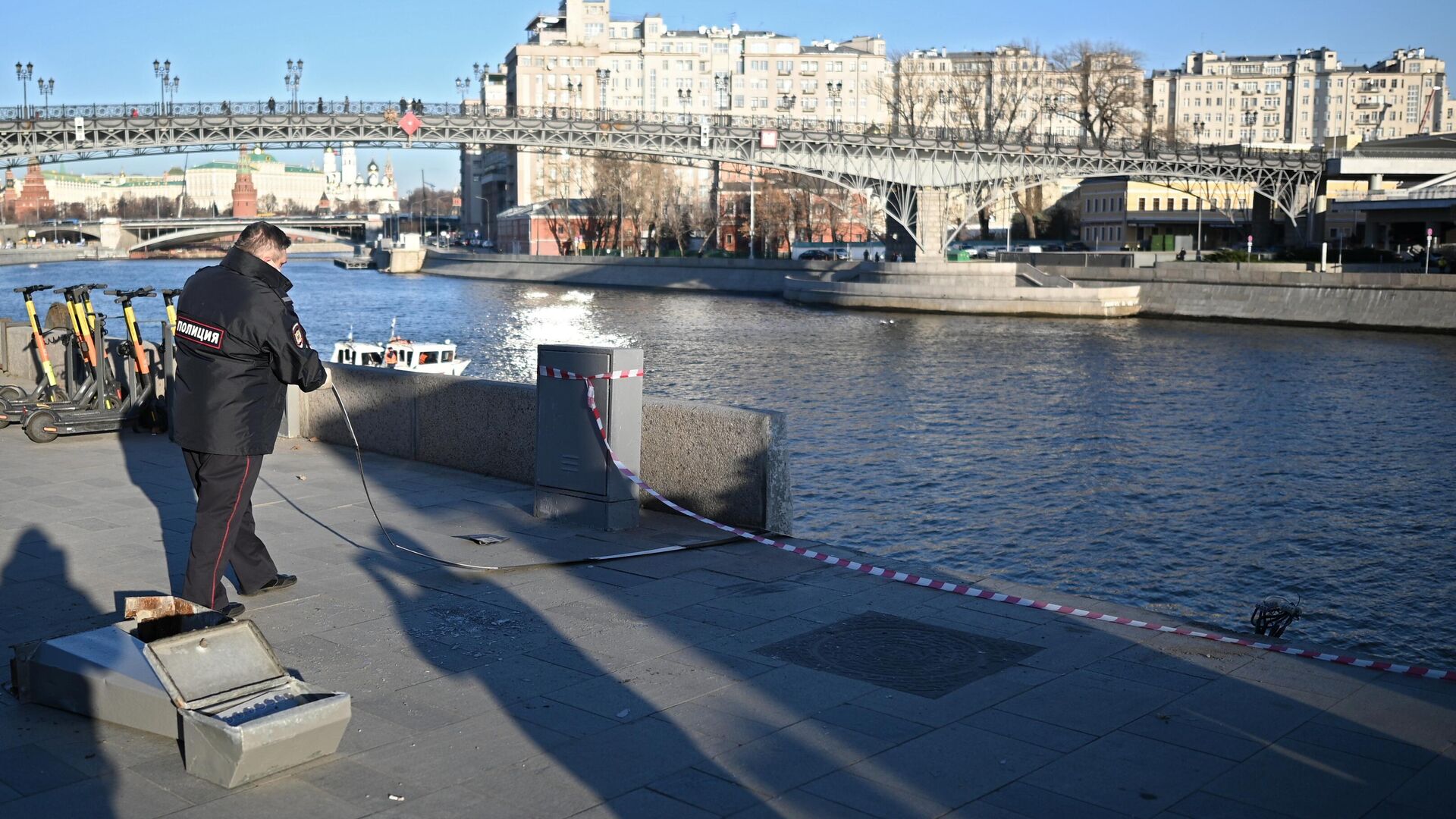 Место падения автомобиля в Москву-реку в районе Пречистенской набережной в Москве - РИА Новости, 1920, 17.11.2020