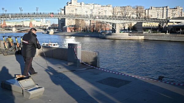 Место падения автомобиля в Москву-реку в районе Пречистенской набережной в Москве