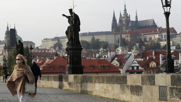Женщина в маске на Карловом мосту в Праге
