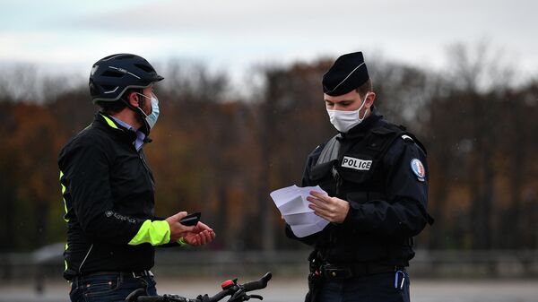 Французский полицейский во время поверки разрешения на площади Согласия в Париже