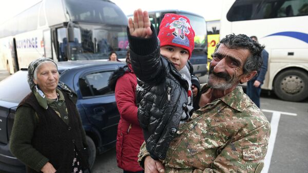 Беженцы из Степанакерта перед возвращением домой