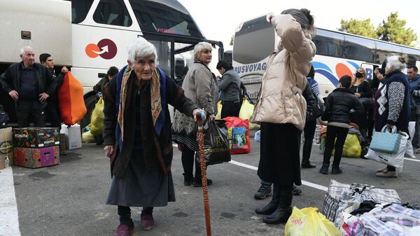 Беженцы из Степанакерта перед возвращением домой