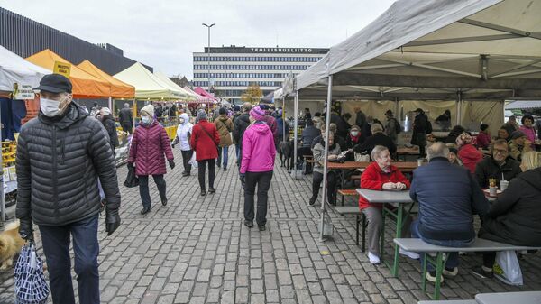 Люди в масках на воскресном рынке Хаканиеми в Хельсинки