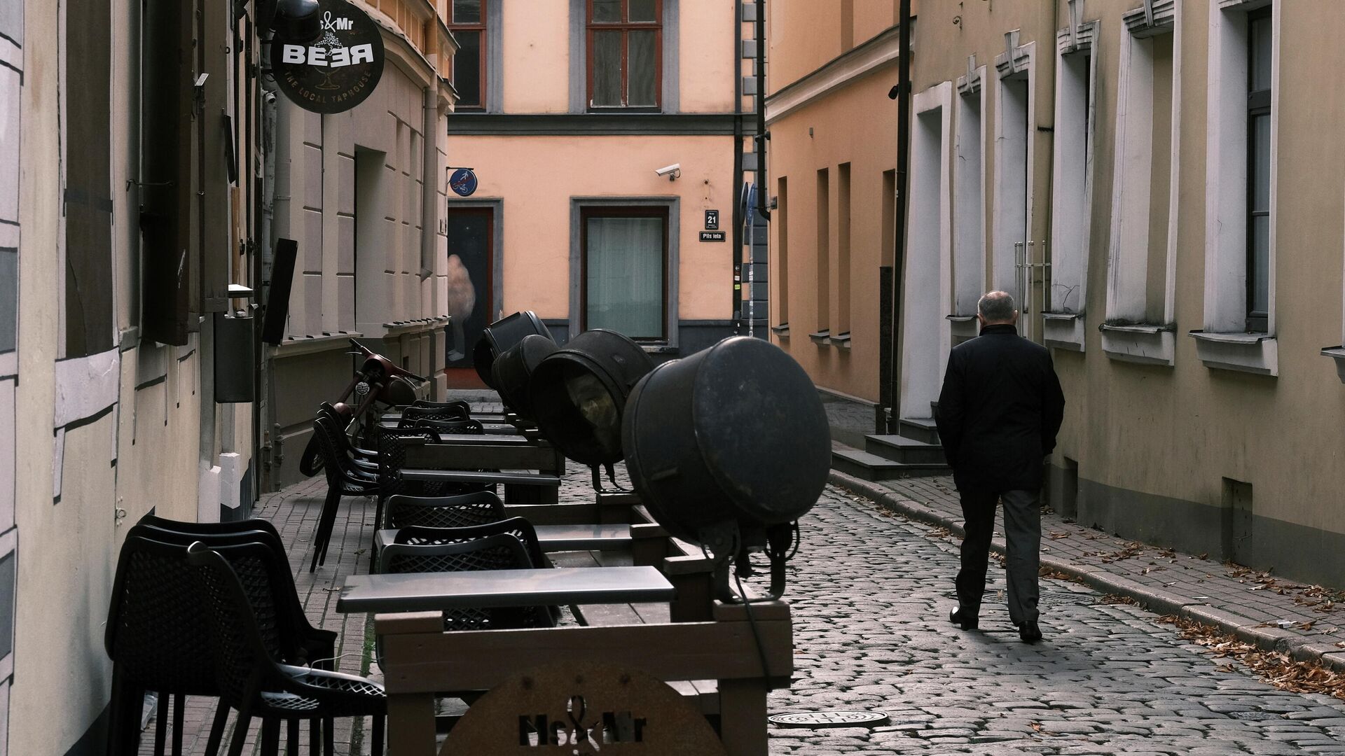 Мужчина проходит мимо закрытого ресторана во время изоляции в связи с коронавирусом в Латвии - РИА Новости, 1920, 16.12.2020