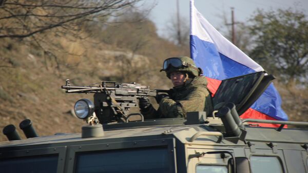 Блокпост российских миротворцев под Шуши на выезде из Степанакерта