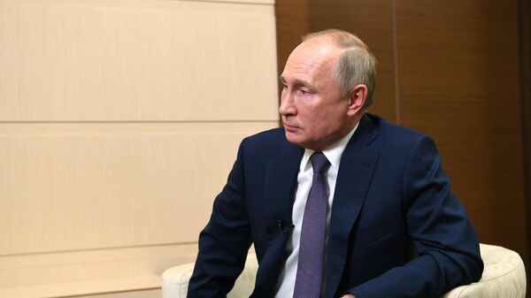 Президент РФ Владимир Путин отвечает на вопросы СМИ по ситуации в Нагорном Карабахе