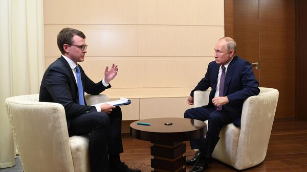 Президент РФ Владимир Путин отвечает на вопросы СМИ по ситуации в Нагорном Карабахе