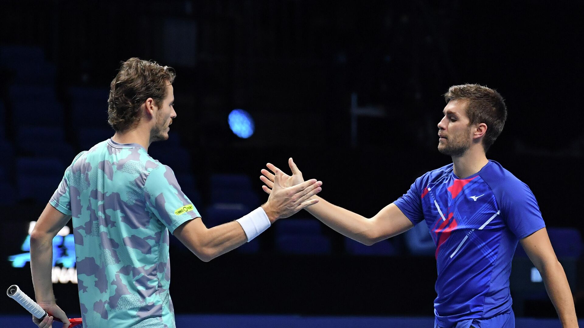 Croatia's Nikola Mektic (R) and Netherlands' Wesley Koolhof (L) celebrate after beating USA's Rajeev Ram and Britain's Joe Salisbury in their men's doubles round-robin match on day three of the ATP World Tour Finals tennis tournament at the O2 Arena in London on November 17, 2020. (Photo by Glyn KIRK / AFP) - РИА Новости, 1920, 17.11.2020