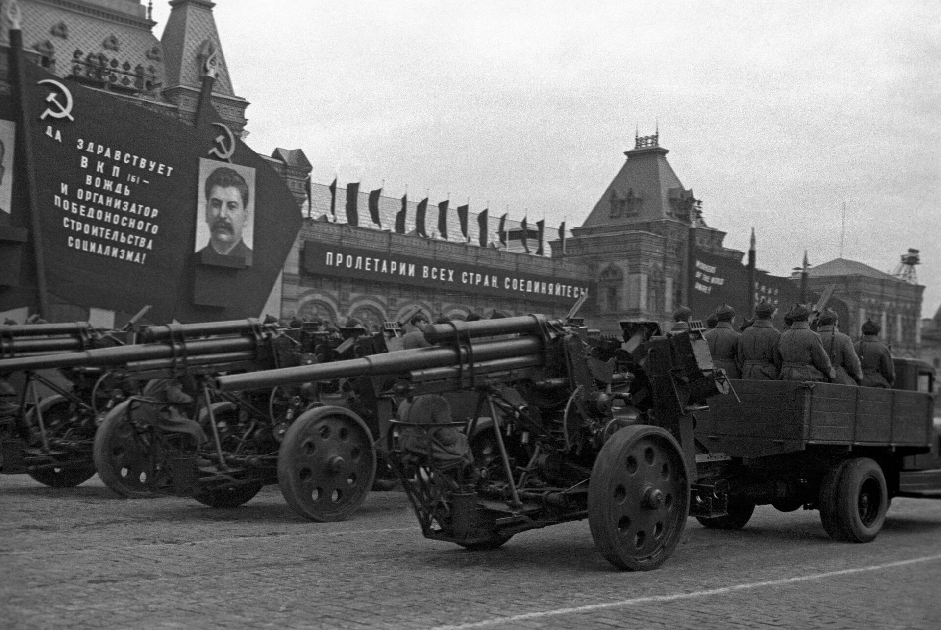 Военный парад в честь 17-летия Октябрьской Социалистической Революции на Красной площади - РИА Новости, 1920, 02.11.2021