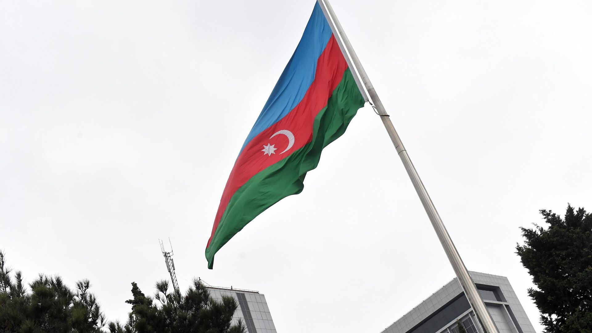 Государственный флаг Азербайджана на фоне здания Национального собрания Азербайджана в Баку - РИА Новости, 1920, 04.12.2020