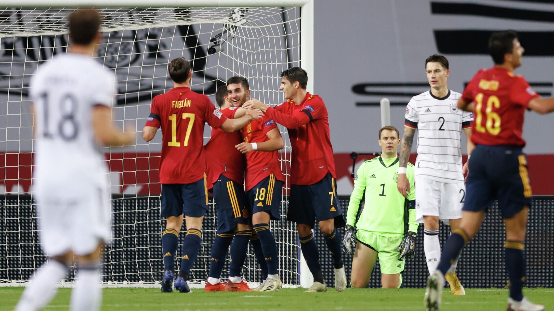 Футболисты сборной Испании радуются голу в ворота сборной Германии - РИА Новости, 1920, 23.11.2020