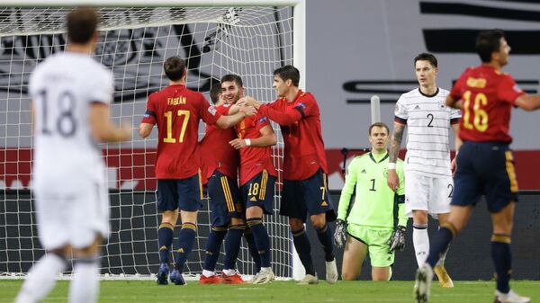 Футболисты сборной Испании радуются голу в ворота сборной Германии