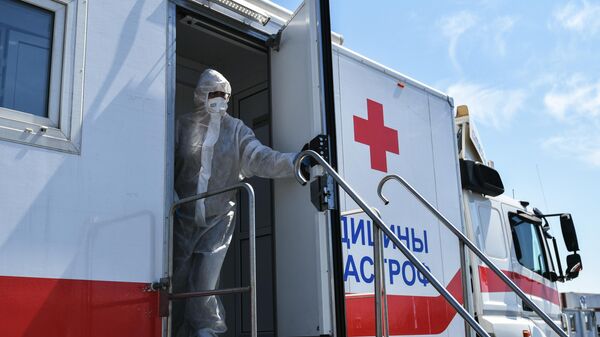 Медицинский работник на блокпосту при въезде в Севастополь