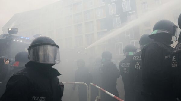 Разгон протестующих возле здания Рейхстага в Берлине