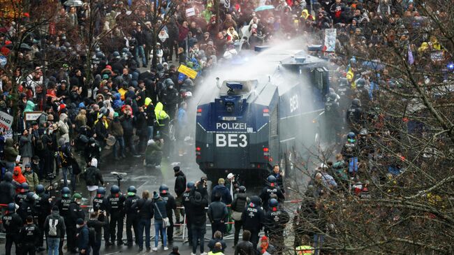 Разгон протестующих возле здания бундестага в Берлине