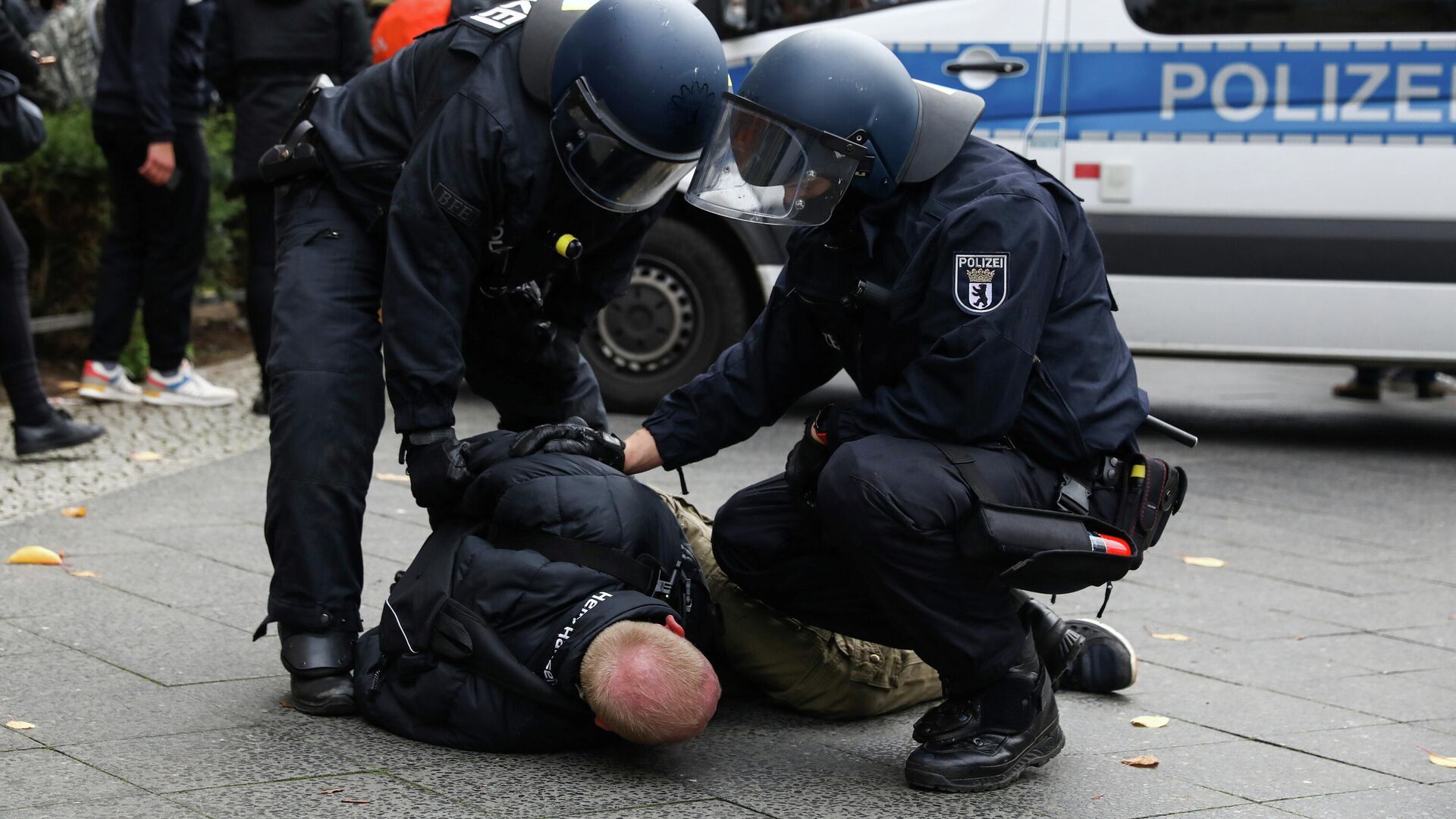 Полицейские задерживают участника протестов у здания бундестага в Берлине - РИА Новости, 1920, 18.11.2020