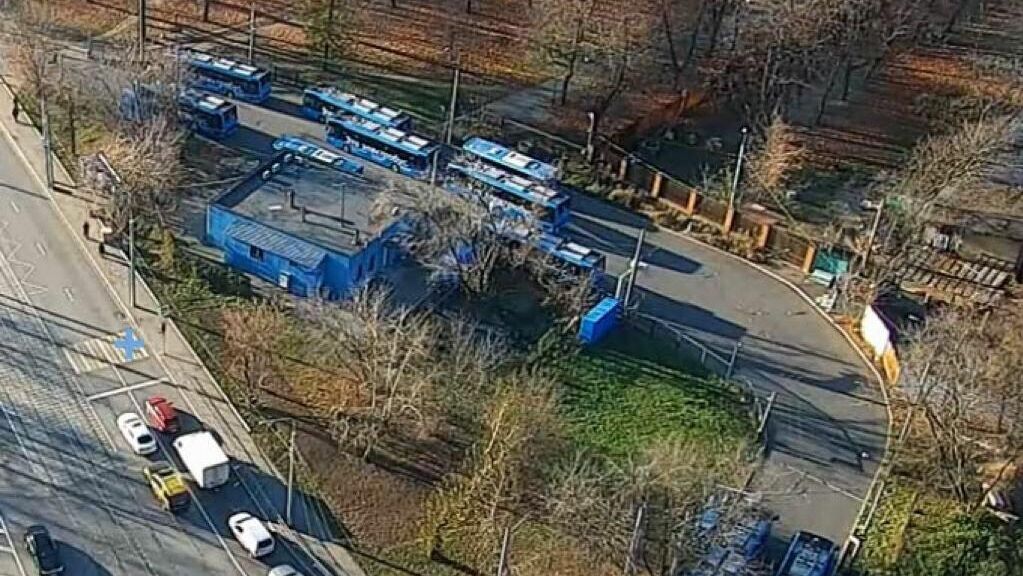 Электробусы на зарядной станции на Измайловском шоссе, 2а - РИА Новости, 1920, 18.11.2020