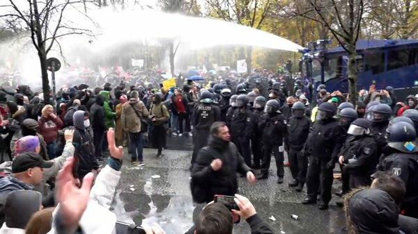 Немецкая полиция пустила в ход водометы на митинге против локдауна у бундестага
