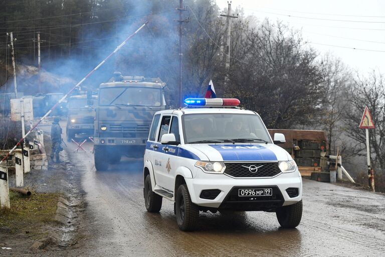 Военная техника российский миротворческих сил на блокпосту в Лачинском коридоре