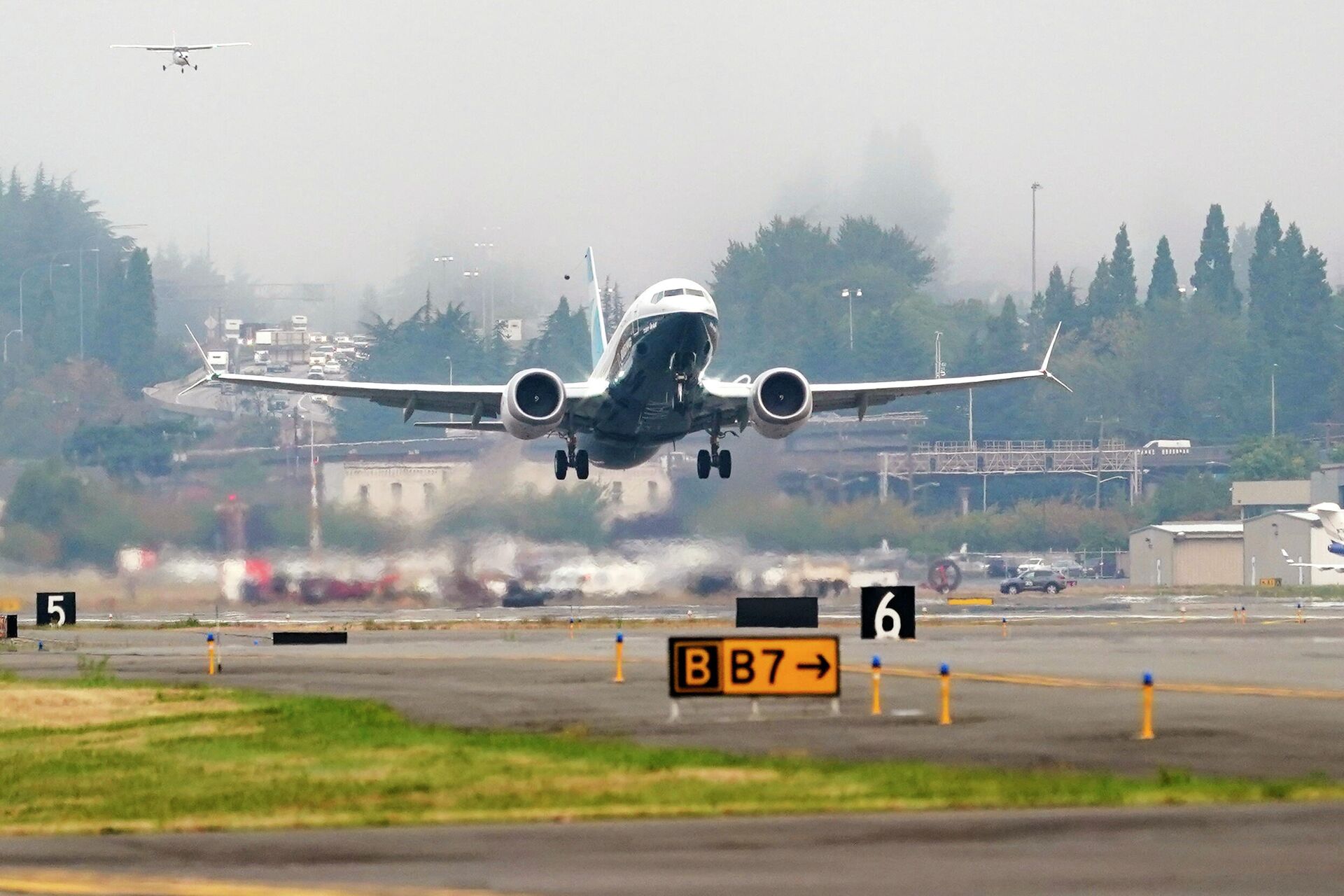 Самолет Boeing 737 MAX во время тестового полета в Boeing Field в Сиэтле - РИА Новости, 1920, 07.12.2022