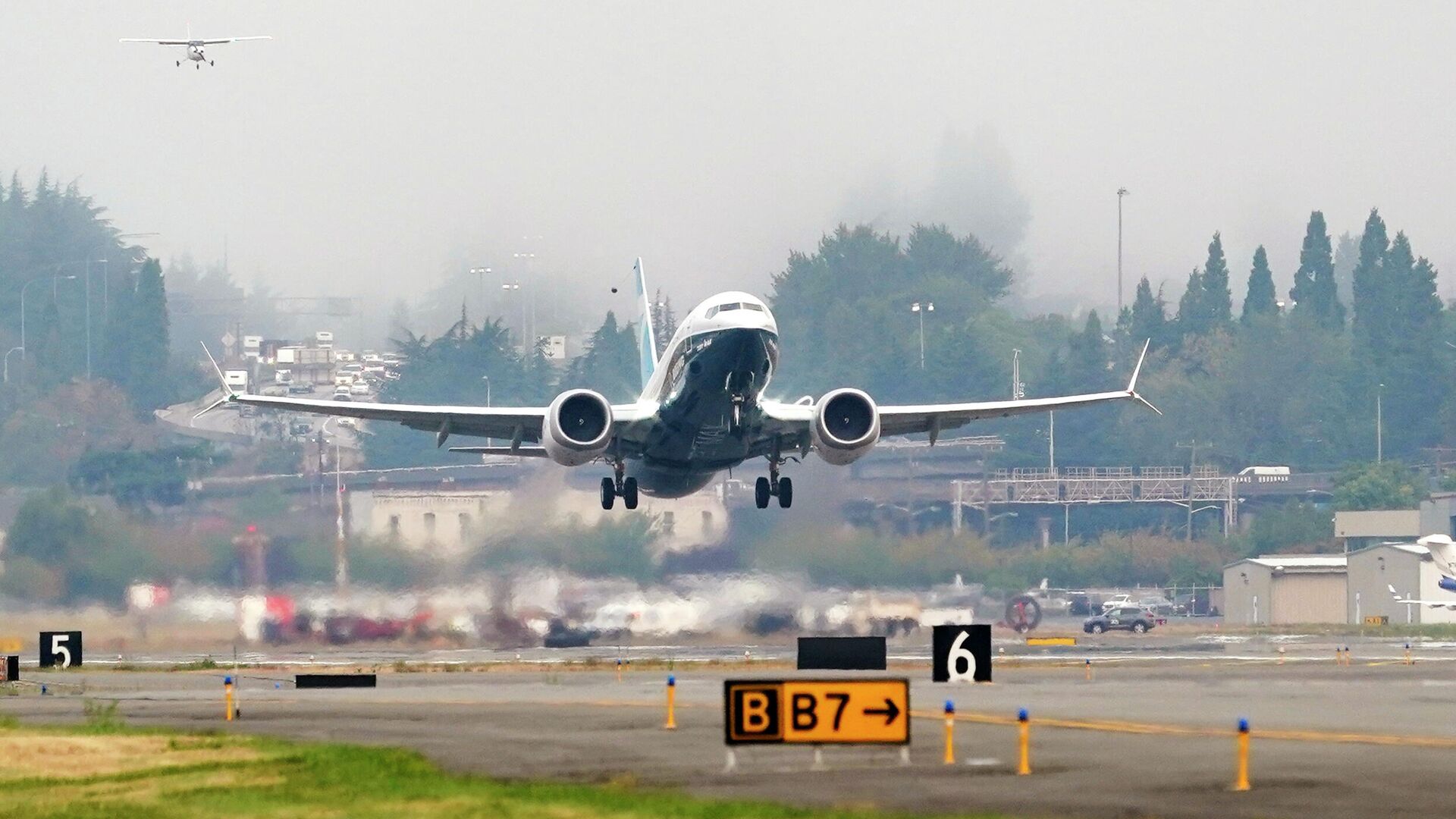 Самолет Boeing 737 MAX во время тестового полета в Boeing Field в Сиэтле - РИА Новости, 1920, 10.12.2020