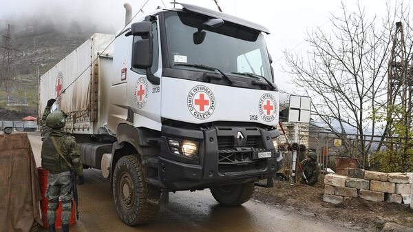 Российские миротворцы пропускают машину Международного Комитета Красного Креста через блокпост в Лачинском коридоре