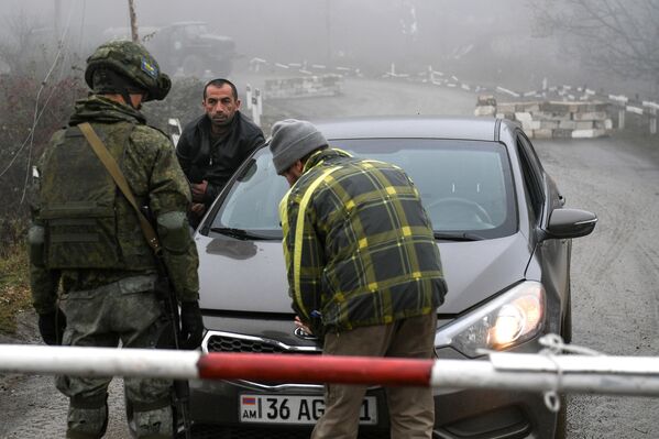 Российские миротворцы остановили для проверки автомобиль на блокпосту в Лачинском коридоре