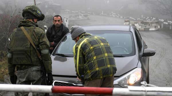 Российские миротворцы остановили для проверки автомобиль на блокпосту в Лачинском коридоре