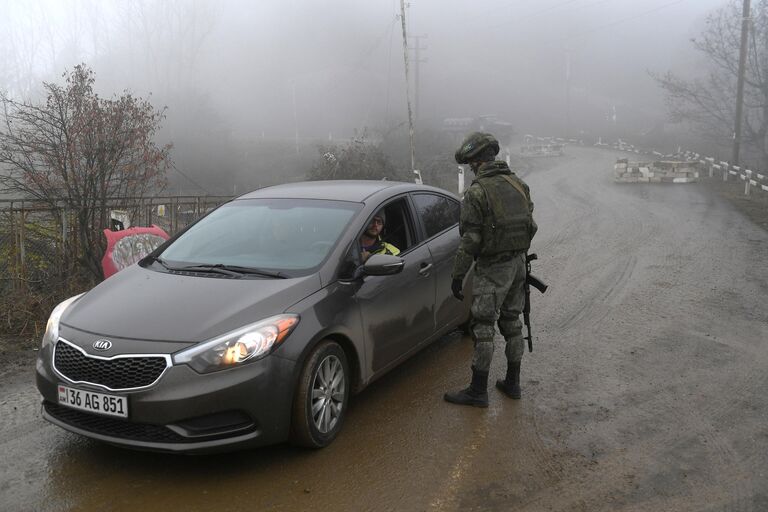  Российские миротворцы остановили для проверки автомобиль на блокпосту в Лачинском коридоре