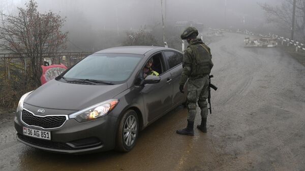  Российские миротворцы остановили для проверки автомобиль на блокпосту в Лачинском коридоре