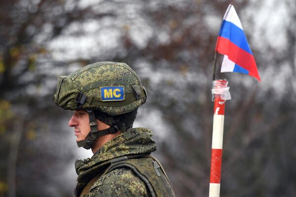Российский миротворец на блокпосту в Лачинском коридоре