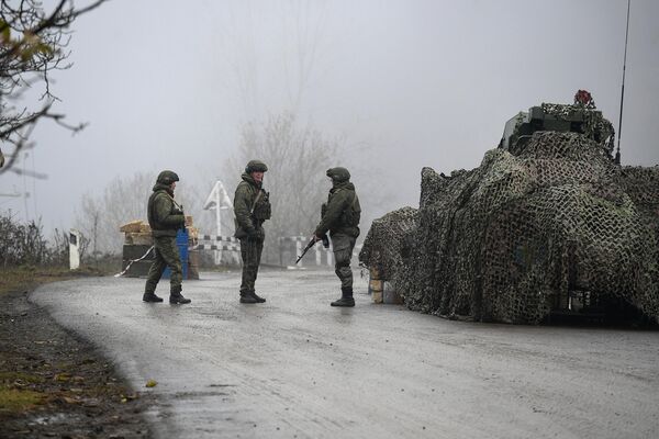 Российские миротворцы на блокпосту в Лачинском коридоре
