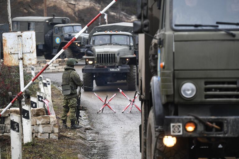 Военная техника российских миротворческих сил на блокпосту в Лачинском коридоре