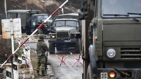Военная техника российских миротворческих сил на блокпосту в Лачинском коридоре