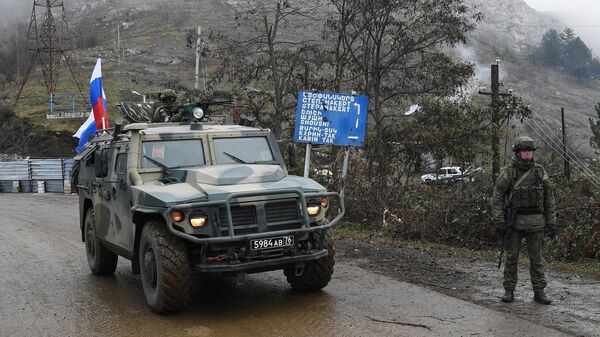 Военный автомобиль российских миротворческих сил на участке дороги Лачинского коридора