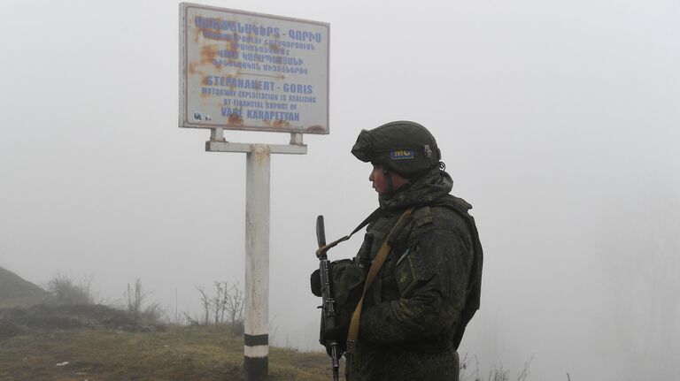 Российский миротворец на блокпосту в Лачинском коридоре