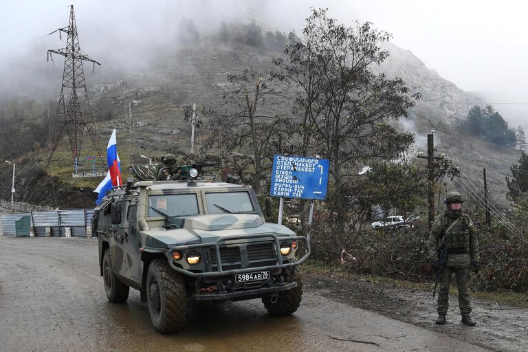 Военный автомобиль российских миротворческих сил на участке дороги Лачинского коридора