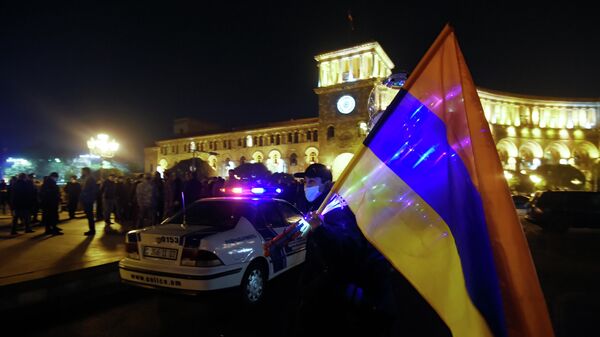 Участники митинга сторонников Николы Пашиняна перед Домом правительства на площади Республики в Ереване