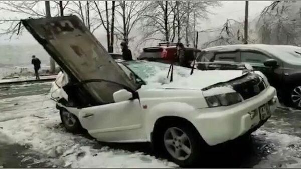 Кадры падения бетонной плиты на автомобиль во Владивостоке