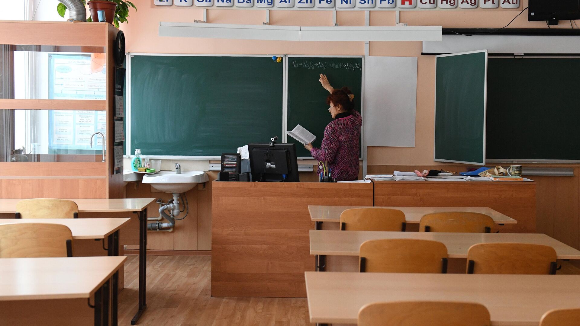 Учитель химии готовится к дистанционному уроку в гимназии №15 Новосибирска - РИА Новости, 1920, 13.11.2021