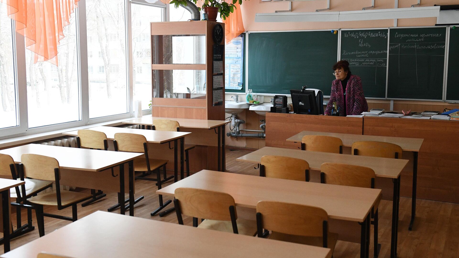 Учитель химии готовится к дистанционному уроку в гимназии №15 Новосибирска - РИА Новости, 1920, 14.01.2021